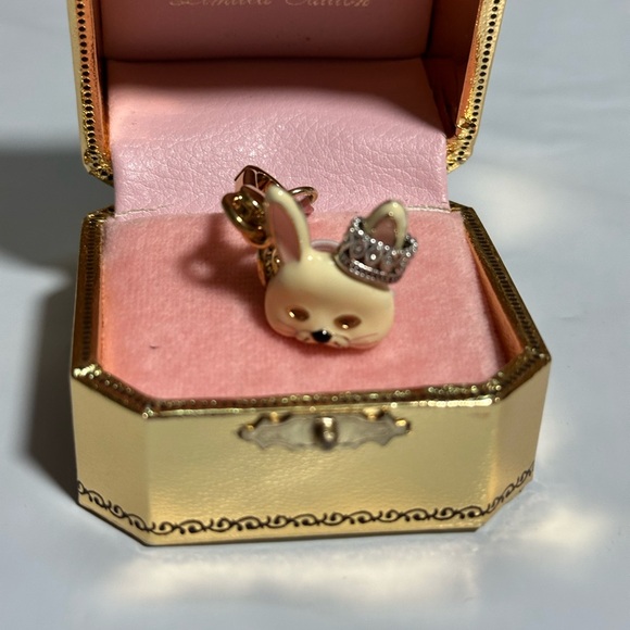 Juicy Couture Gold, cream & Pink Bunny mask Charm.
Limited edition 2011 NIB - Picture 5 of 9